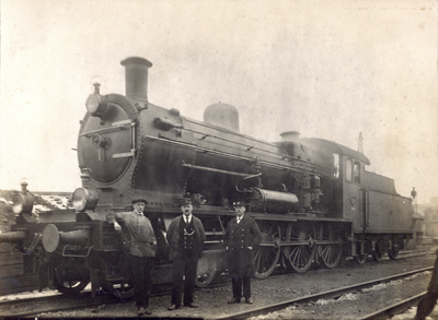 172443 Afbeelding van een leerling-machinist (stoker), machinist en tractieopzichter bij de stoomlocomotief nr. 3755 ...